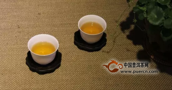 为何所购得的普洱茶,喝后会在舌头尖产生发麻的感觉?