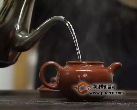 用紫砂紫陶茶壶泡普洱茶之前先冲淋热水