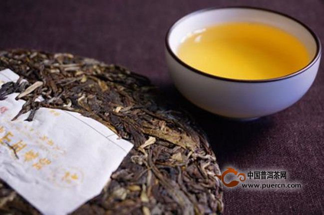 普洱茶具有熟茶和生茶的区分,这两种品类又满足了不同人们的需求